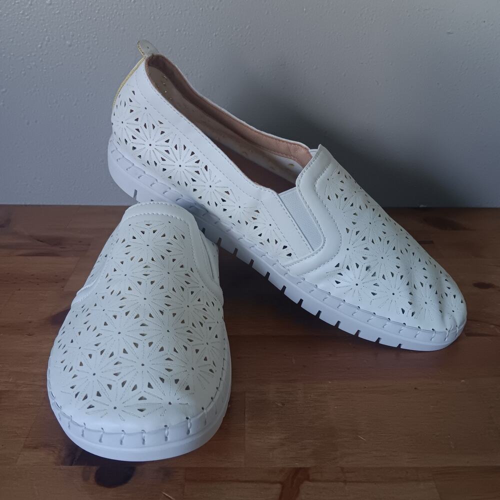 GLOLILY Elle Starburst‎ Perf/ Walking Shoes Slip-On White Size: 11 M NWB
